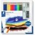 Staedtler Watercolour Set Design Journey Pack con 12 Lapices de Colores Surtidos Acuarelables, 3 Lapices Mars Lumograph Acuarelables, Borrador Artistico, Pincel Medio y Afilalapices