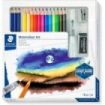 Staedtler Watercolour Set Design Journey Pack con 12 Lapices de Colores Surtidos Acuarelables, 3 Lapices Mars Lumograph Acuarelables, Borrador Artistico, Pincel Medio y Afilalapices