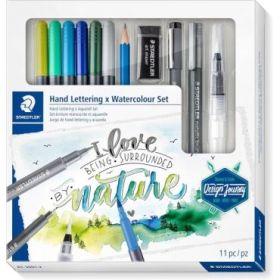 Staedtler Hand Lettering and Watercolour Set Design Journey Pack con 6 Rotuladores Acuarelables Doble Punta en Colores Surtidos, Rotulador Pigment Liner Negro, Rotulador Metalizado Plata, Lapiz Mars Lumograph, Borrador Artistico y Pincel Medio