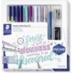 Staedtler Hand Lettering Set Design Journey Pack con 4 Rotuladores Triplus Color, 2 Triplus Fineliner, 2 Triplus Textsurfer, Rotulador Metalizado Plata, Lapiz Mars Lumograph, Borrador Artistico y Afilalapices