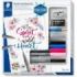Staedtler Brush Lettering Design Journey Pack con 6 Rotuladores Pigment Art para Lettering en Colores Surtidos, Lapiz, Goma de Borrar y Afilalapices