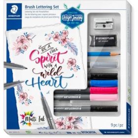 Staedtler Brush Lettering Design Journey Pack con 6 Rotuladores Pigment Art para Lettering en Colores Surtidos, Lapiz, Goma de Borrar y Afilalapices
