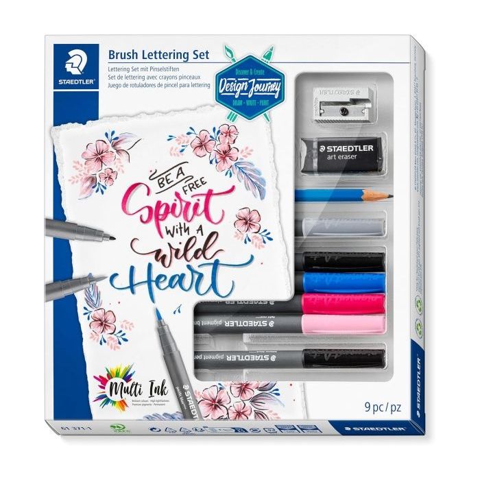 Staedtler Brush Lettering Design Journey Pack con 6 Rotuladores Pigment Art para Lettering en Colores Surtidos, Lapiz, Goma de Borrar y Afilalapices