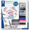 Staedtler Brush Lettering Design Journey Pack con 6 Rotuladores Pigment Art para Lettering en Colores Surtidos, Lapiz, Goma de Borrar y Afilalapices
