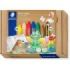 Staedtler Noris Junior Conjunto de Actividades Pack de 6 Ceras de Colores + Lapiz de Grafito Extragrueso + Folleto de Actividades - Colores Surtidos