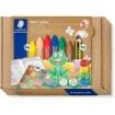 Staedtler Noris Junior Conjunto de Actividades Pack de 6 Ceras de Colores + Lapiz de Grafito Extragrueso + Folleto de Actividades - Colores Surtidos