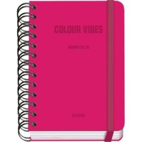 Dohe Colour Vibes Agenda Escolar 25/26 Espiral Wire?o A6 - Dia Pagina - Papel 80g/m2 - 4 Hojas de Pegatinas - Cubierta de Carton Plastificado - Cierre con Goma Elastica - Color Rosa